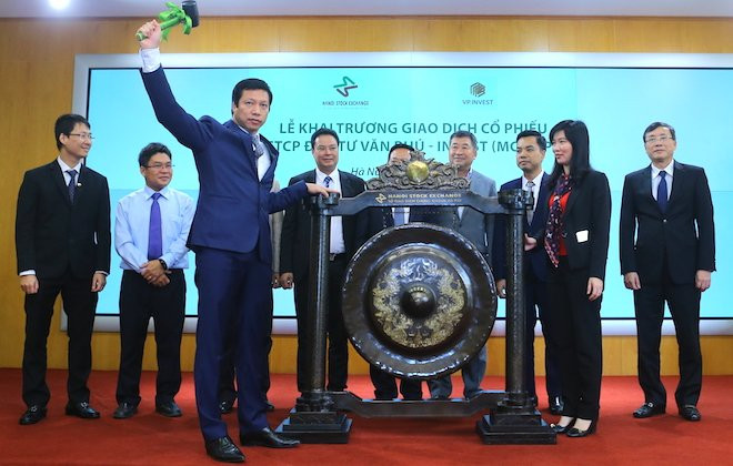 Ngày 28/11, CTCP Đầu tư Văn Phú Invest chính thức niêm yết trên sàn HNX. Tổng khối lượng niêm yết là 160 triệu cổ phiếu, tương ứng vốn điều lệ 1.600 tỷ đồng. Giá giao dịch phiên đầu tiên là 27.600 đồng/cp. Ảnh: VTC.