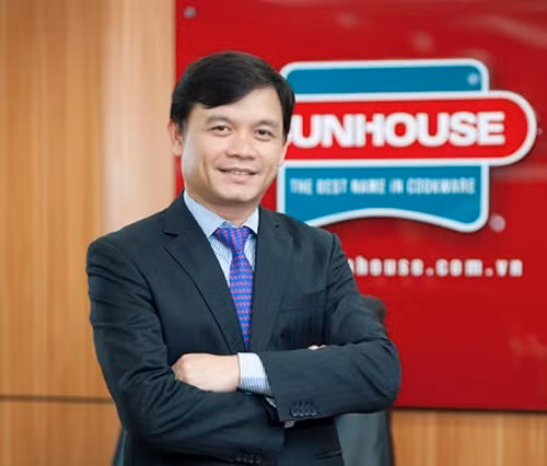 Shark Nguyễn Xuân Phú khởi nghiệp năm 2000 khi trong tay có chưa đến 50 triệu đồng. 17 năm sau, Tập đoàn Sunhouse nằm trong top 500 doanh nghiệp lớn nhất Việt Nam. Ảnh: Sunhouse.