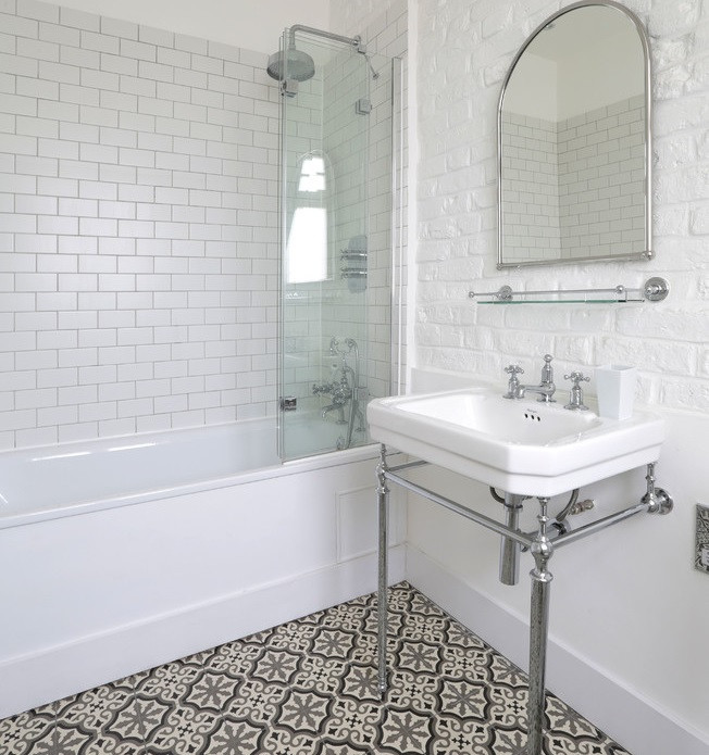 Loại gạch lát trong phòng tắm cần có độ nhám để dễ làm vệ sinh. Tránh các loại gạch men bóng có độ thẩm mỹ cao, nhưng nhược điểm là độ trơn trượt cao, gây nguy hiểm cho người già và trẻ em. Nguồn ảnh: Bigbathroomshop.