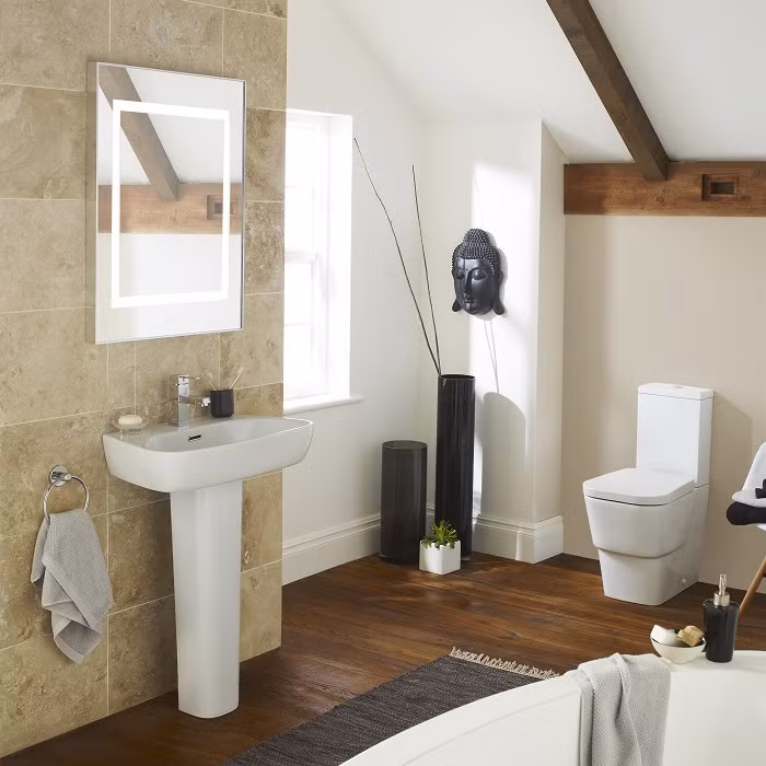 Đặt lệch ống nước là lỗi thiết kế phòng tắm phổ biến nhất ở các khu chung cư. Vì thế, việc rò rỉ nước từ trong đường ống, gây ẩm mốc dễ dẫn đến nứt, bong tróc tường.