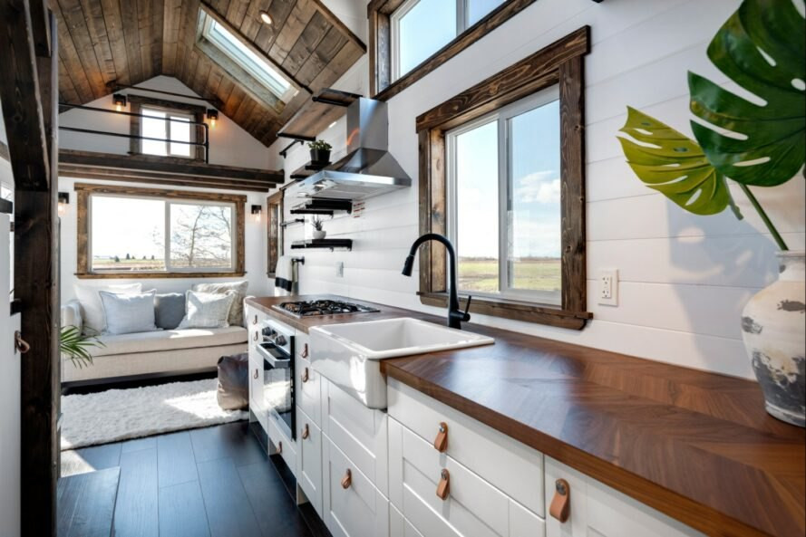 Chiếc ghế sofa có thể trải ra thành giường ngủ cho khách.