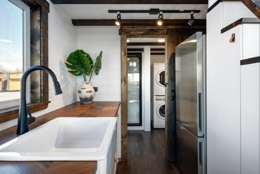 Nội thất trắng sắc nét được chiếu sáng bằng đèn LED và ánh sáng tự nhiên dồi dào giúp tạo ra một không gian sống hiện đại, tươi sáng.