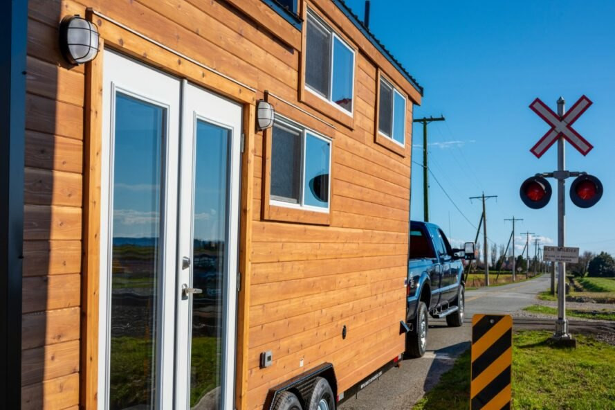 Bên ngoài căn nhà được làm từ gỗ tuyết tùng kết hợp tấm lợp kim loại.