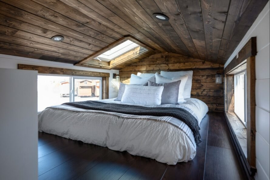 Không gian phòng ngủ bố trí trên gác xép. Nguồn ảnh: Inhabitat.