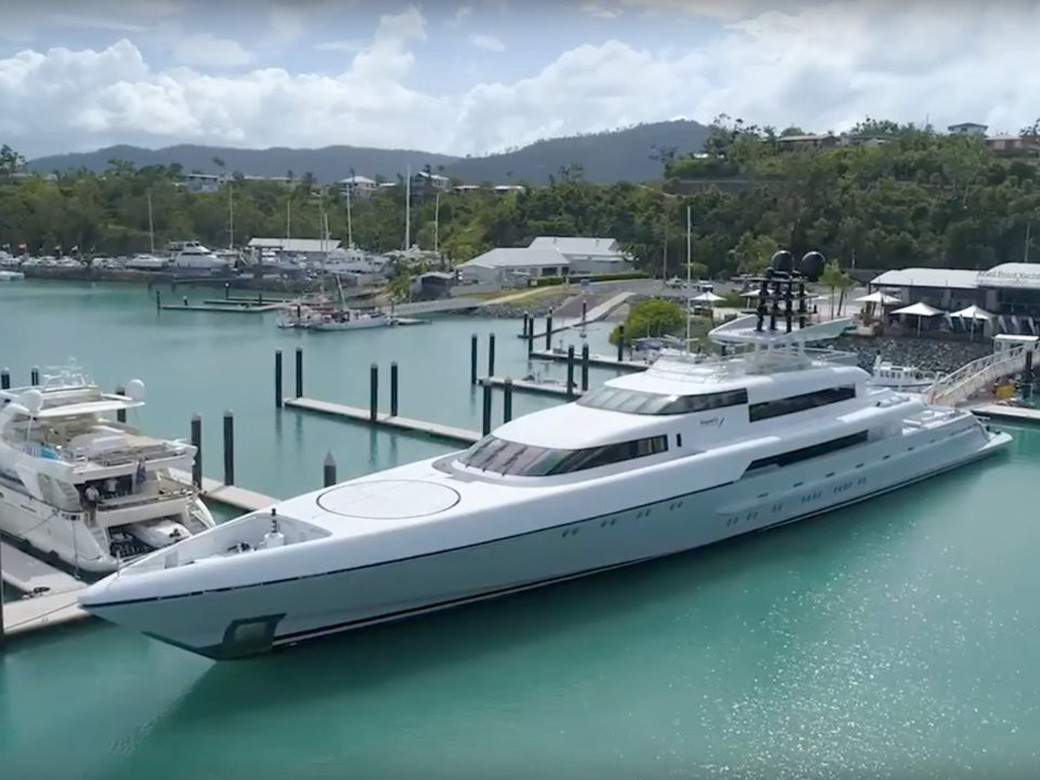 Trong khi đó, tỷ phú Sergey Brin, chủ tịch của Alphabet, sở hữu một du thuyền dài 73m, được mua với giá 80 triệu USD năm 2011. Theo Business Insider, đây là du thuyền chạy nhanh nhất thế giới. Trên tàu có một sàn khiêu vũ và rạp chiếu phim ngoài trời.