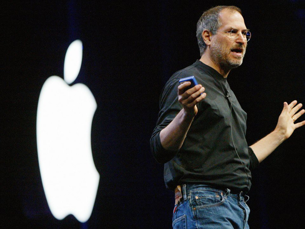 Khi còn sống, cha đẻ của “quả táo cắn dở” Steve Jobs cũng tự mình thiết kế một du thuyền dài 76m được điều hành bởi 27 chiếc MacBook. Tuy nhiên, 1 năm sau khi ông qua đời, chiếc du thuyền mới hoàn thành và trở thành tài sản của gia đình Jobs.