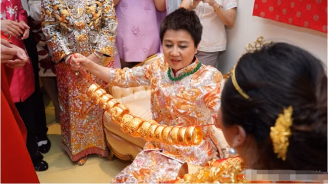 Theo Forbes, tài sản của người phụ nữ này hiện khoảng 4,1 tỷ USD (~93 nghìn tỷ), xếp thứ 478 thế giới trong số những người giàu có nhất.