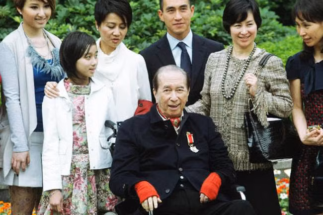 Người em trai giới thiệu bà với ông Stanley Ho, dần dần mối quan hệ của 2 người tiến triển.