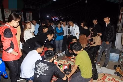 Tục xin chữ đầu năm cũng diễn ra tại phiên chợ đêm Bích La. Ảnh: VOV.