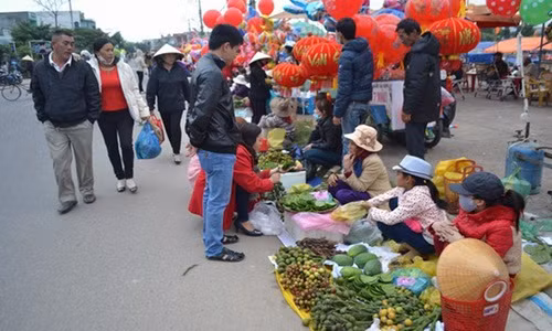 Ngoài trầu cau là mặt hàng truyền thống, chợ còn bán các loại rau, trái như rau muống, sung...Ảnh: Nld.