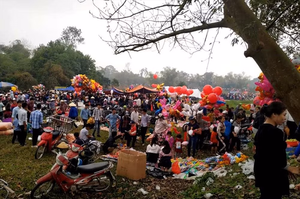 Tương tự, cứ đến ngày mùng 6 Tết hàng năm, cả nghìn người lại đổ về phiên chợ Chuộng tại xã Đông Hoàng, huyện Đông Sơn (Thanh Hóa) để "choảng nhau" cầu may mắn cả năm. Ảnh: Lao động.