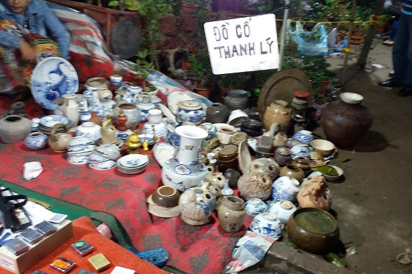 Những gian hàng đồ cổ cũng được ưa chuộng tại phiên chợ này. Ảnh: Enternews.