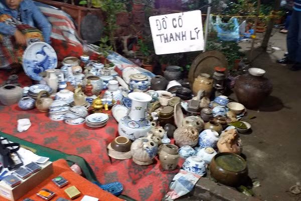 Những gian hàng đồ cổ cũng được ưa chuộng tại phiên chợ này. Ảnh: Enternews.