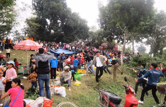 Phiên chợ đầu năm được tổ chức trên bãi đất trống, rộng khoảng 1.000m2 và chỉ họp một buổi duy nhất. Ảnh: Nld.