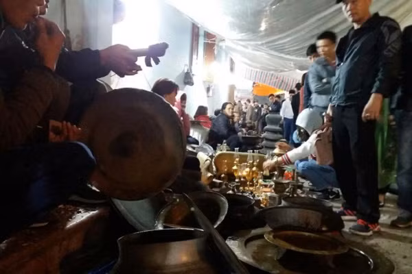 Phiên chợ đặc biệt bán nhiều mặt hàng từ công cụ truyền thống phục vụ công việc đồng áng (dao, liềm, cuốc, xẻng...) cho đến các loại cây trồng đặc trưng vùng miền (chanh, hồng, táo, hồng xiêm, vú sữa)...Ảnh: Enternews.