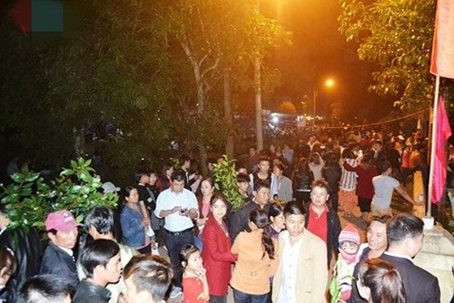 Bất cứ ai đến chợ cũng tìm mua một thứ gì đó để cầu may mắn. Ảnh: VOV.