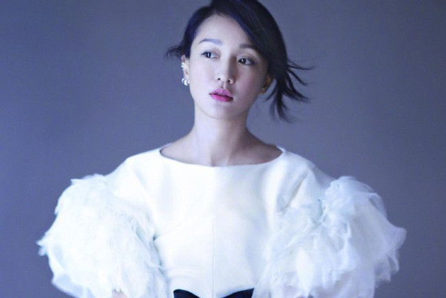 Châu Tấn được biết đến như một trong tứ đại hoa đán của làng điện ảnh Hoa Ngữ. Người đẹp sở hữu nhiều tác phẩm thành công như Họa Bì, Dạ Yến, Long Môn Phi Giáp…