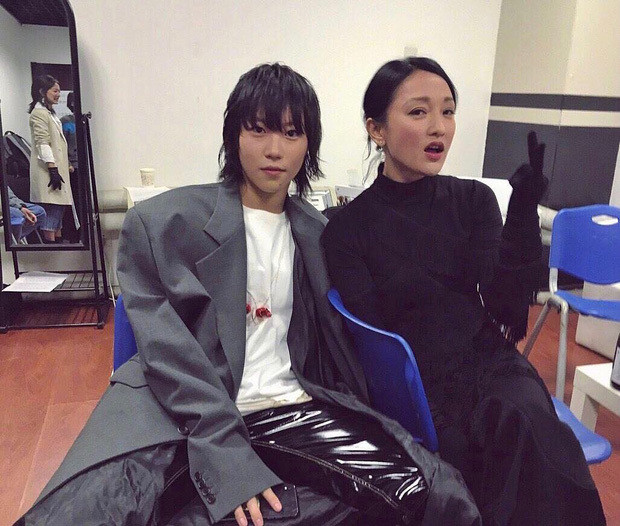 Mới đây, cư dân mạng Trung Quốc xôn xao trước thông tin Châu Tấn đã chính thức đăng ký kết hôn đồng giới. Theo đó, vị hôn phu tin đồn của Châu Tấn là con gái rượu của Vương Phi và chồng cũ Đậu Duy.