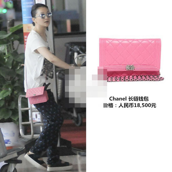 Túi Chanel mini màu hồng trị giá khoảng 63 triệu đồng.