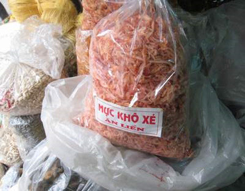 Đặc điểm của loại mực này là có hình dáng lạ, khi đốt có hiện tượng khét lẹt giống như mùi cao su cháy, phần râu mực và đuôi lộ rõ những vết cắt. Ảnh: Vietq.