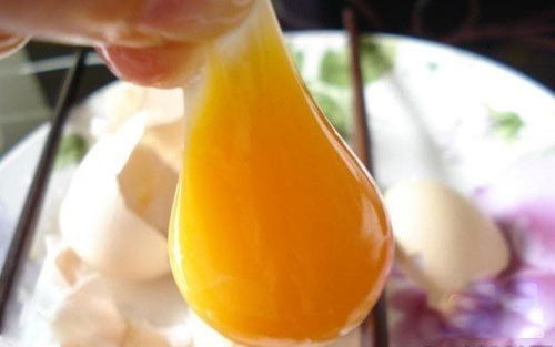 Theo chuyên gia gia cầm, nếu quan sát kỹ cấu tạo quả trứng thật có thể phân biệt được thật - giả. Vỏ trứng thật gồm 3 lớp, lớp ngoài cùng gọi là niêm dịch. Trứng giả nếu được làm từ hóa chất thì sẽ không có đặc điểm trên. Ảnh: Internet.