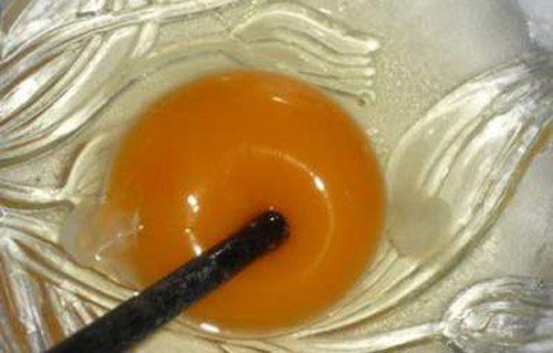 Vài năm trước, thông tin trứng gà giả cũng xuất hiện trên thị trường. Theo VTC, loại trứng gà được làm giả nhìn bằng mắt thường có hình dáng không khác trứng gà công nghiệp. Tuy nhiên, có một điểm khác là trứng nghi giả to hơn trứng gà công nghiệp của Việt Nam một chút. Ảnh: VTC.