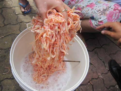 Đây không phải là lần đầu tiên thông tin về thực phẩm giả khiến dư luận xôn xao. Cách đây vài năm từng xuất hiện thông tin mực khô làm từ cao su khiến người tiêu dùng hoang mang. Ảnh: Vietnamnet.