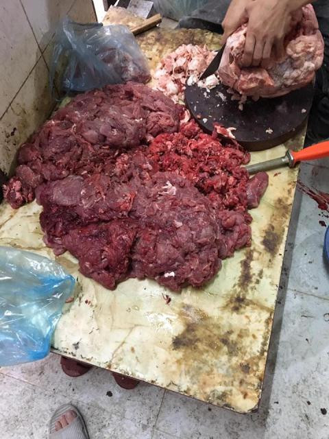 Qua các video mà người dùng đăng tải trên trang cá nhân, một nhóm người đàn ông đang thái vụn thịt lợn sề giống hệt cách thái thịt bò, thái lẫn một chút mỡ trâu và dùng tay trần để trộn hỗn hợp này với tiết trâu, bò cho lên màu giống hệt thịt bò sau đó trộn chung với thịt lợn sề. Ảnh: Baodatviet.