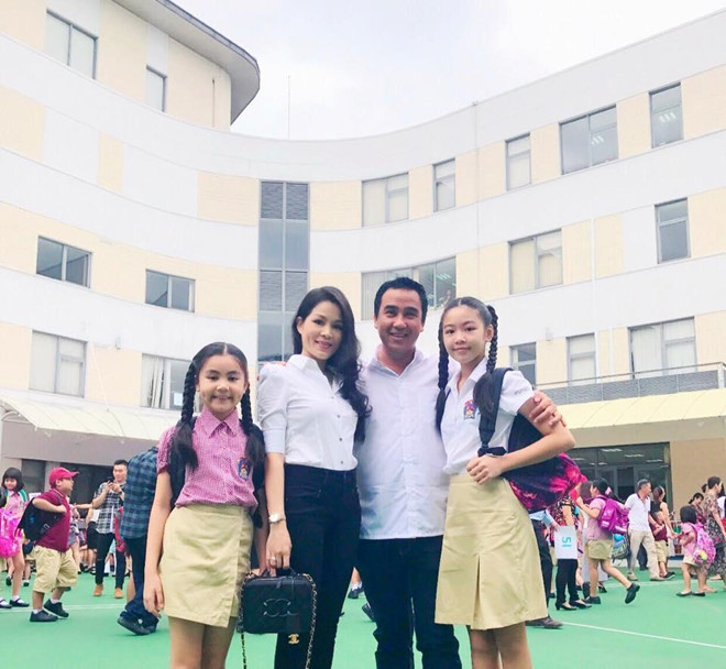 Vợ chồng MC Quyền Linh cho hai con gái Lọ Lem và Hạt Dẻ học tại trường quốc tế ở quận Bình Chánh, TP HCM.