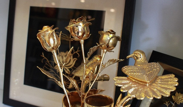 Bông hồng mạ vàng giá 2 - 3 triệu đồng mỗi cành hút khách trước ngày 14/2. Ảnh: Zing.