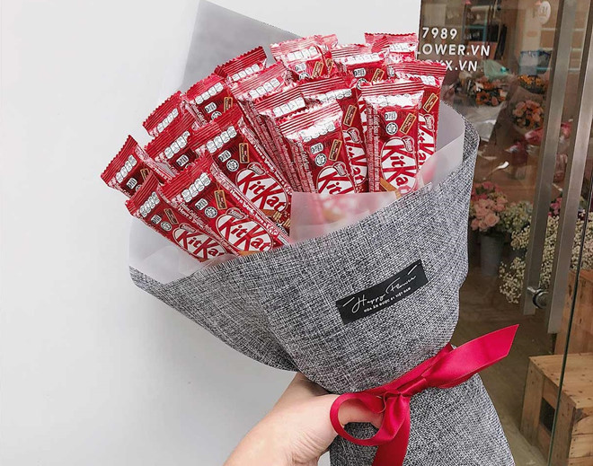 Hoa ăn được kết từ socola, dâu tây giá tiền triệu cũng hút khách dịp Valentine năm nay. Ảnh: Zing.