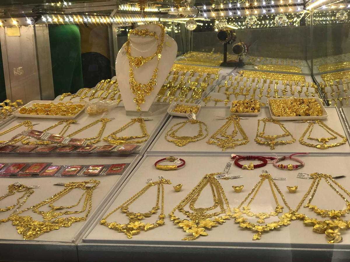 Valentine năm nay trùng với ngày Vía Thần Tài nên có khách hàng mua hẳn chiếc vòng bạch kim giá 40 triệu đồng để tặng vợ. Ảnh: Người đưa tin.