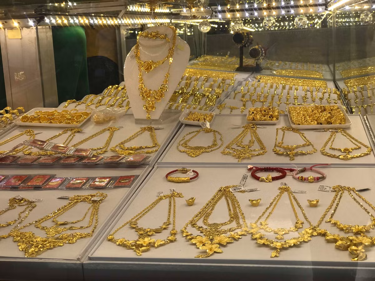 Valentine năm nay trùng với ngày Vía Thần Tài nên có khách hàng mua hẳn chiếc vòng bạch kim giá 40 triệu đồng để tặng vợ. Ảnh: Người đưa tin.