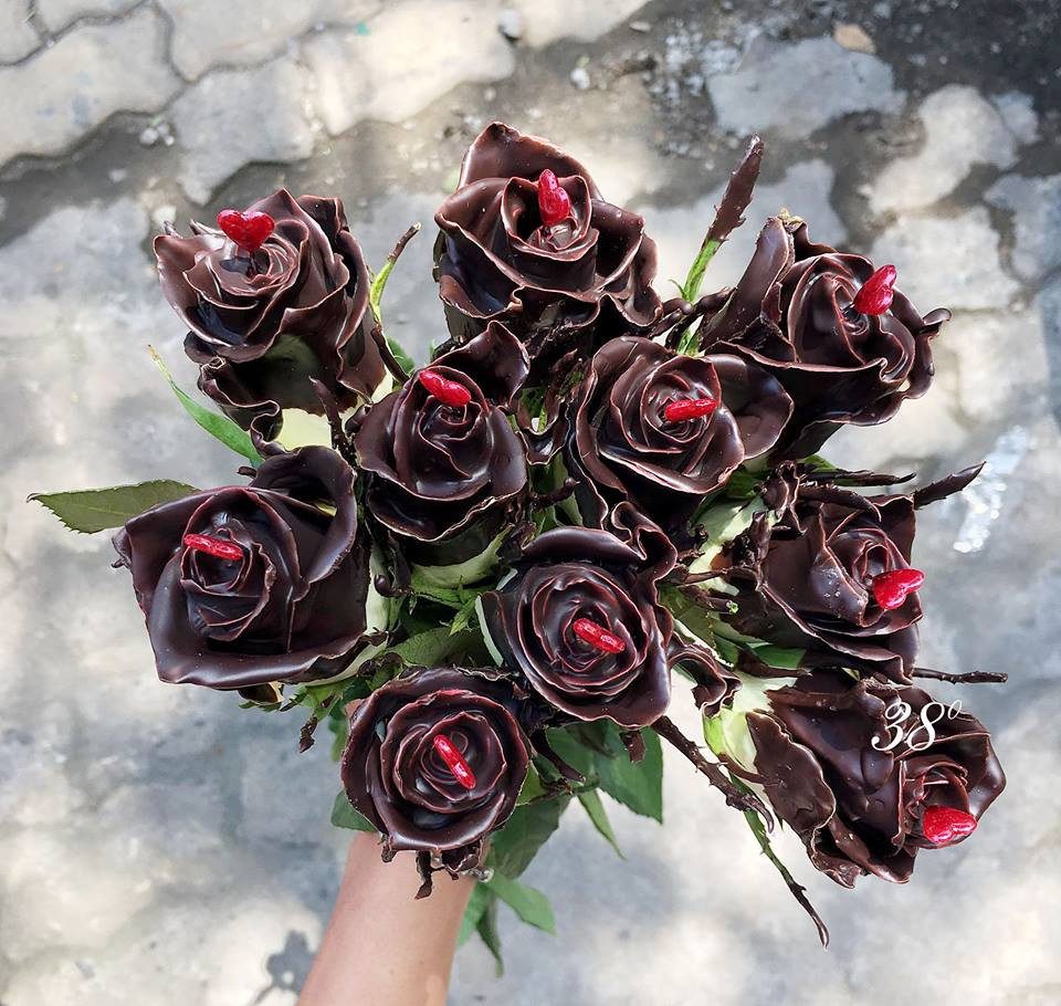 Hoa hồng phủ socola độc đáo cũng rất được ưa chuộng dù giá bán cả triệu đồng. Ảnh: 38 Degree Flowers.