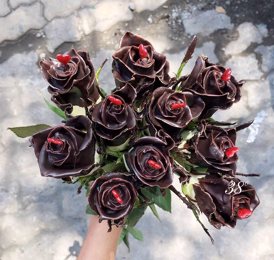 Hoa hồng phủ socola độc đáo cũng rất được ưa chuộng dù giá bán cả triệu đồng. Ảnh: 38 Degree Flowers.