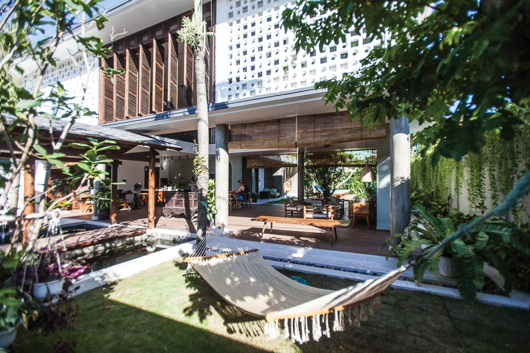 Đi vào bên trong là không gian nghỉ thảnh thơi với sân vườn ngập nắng.