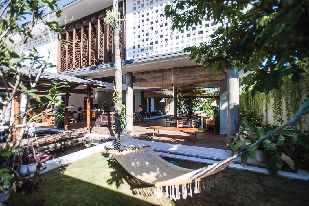 Đi vào bên trong là không gian nghỉ thảnh thơi với sân vườn ngập nắng.