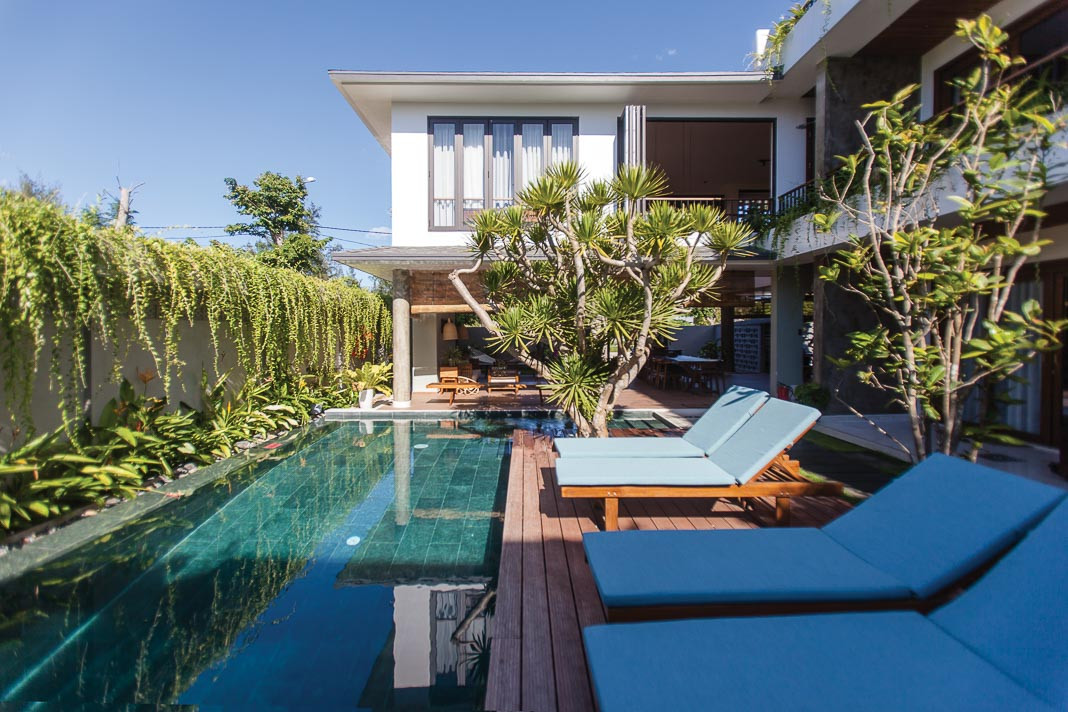 Hồ bơi hài hòa ở sân vườn phía sau.