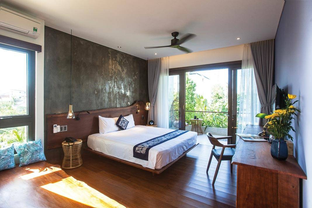 Một phòng ngủ khác trên tầng 2 thiết kế thô mộc, gần gũi thiên nhiên.