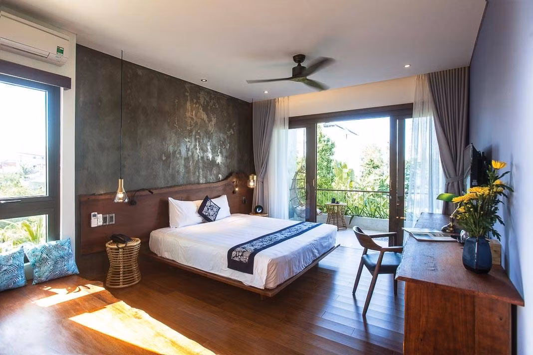 Một phòng ngủ khác trên tầng 2 thiết kế thô mộc, gần gũi thiên nhiên.