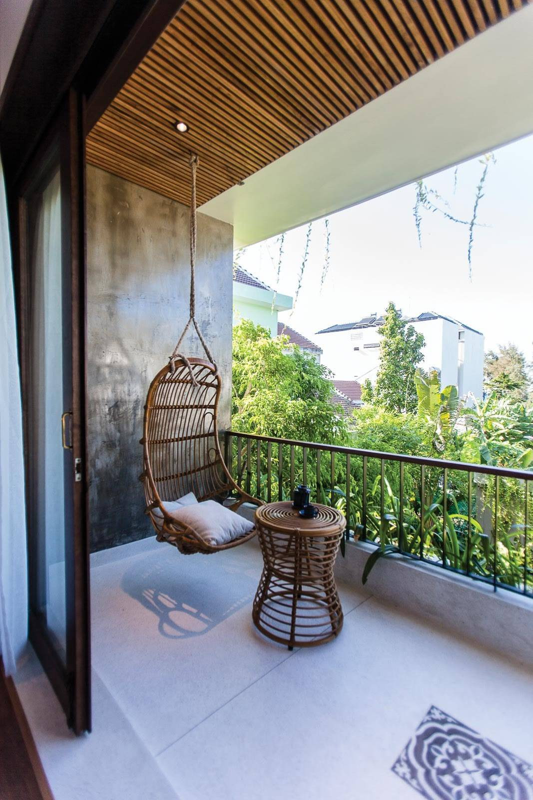 Góc nhỏ thư giãn bình yên bên chiếc chõng tre và bàn trà.