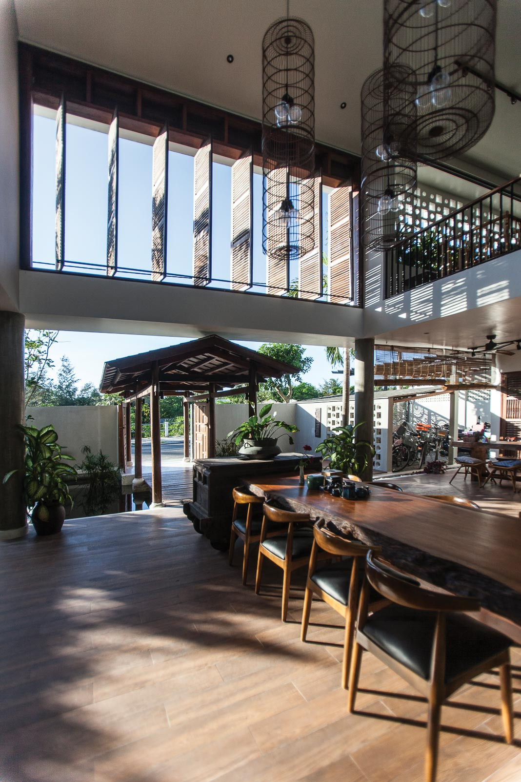 Phòng khách thoáng rộng được thiết kế đậm chất thơ và tình của Hội An.