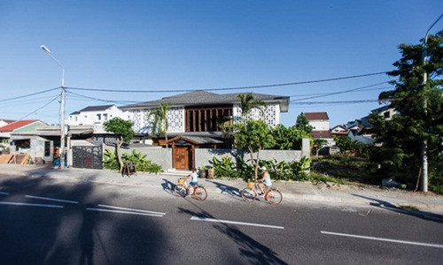 Được thiết kế bởi Pixarch Studio, dự án Nhà Gió Biển (Hội An, Quảng Nam) là không gian sống thân thuộc, gợi nhắc lại văn hóa truyền thống của mảnh đất miền Trung đầy nắng, gió.