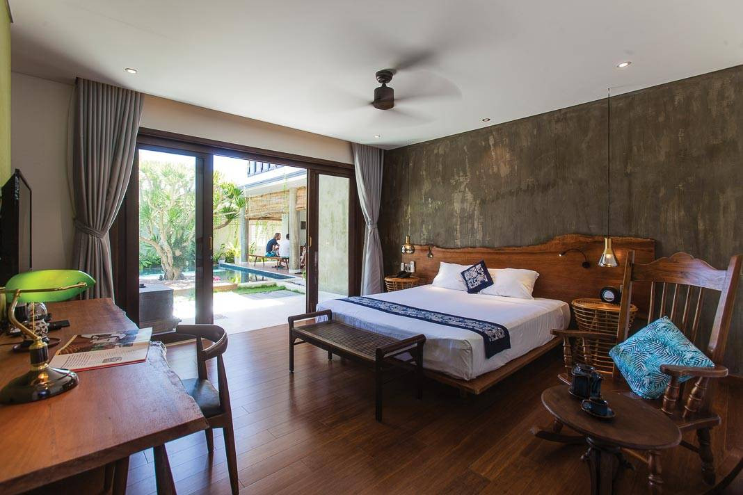 Phòng ngủ dưới tầng 1 có hướng nhìn ra hồ bơi.