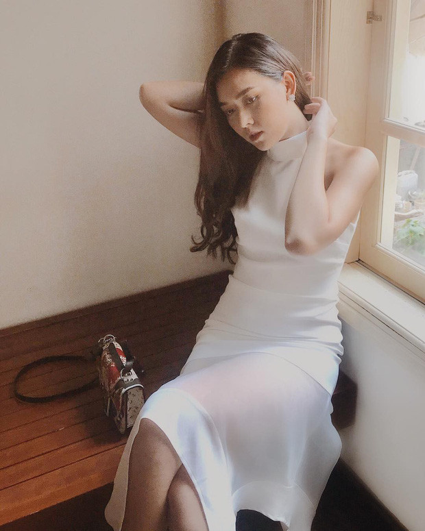 Thi thoảng, Tường San cũng thêm chút "gia vị" năng động, khỏe khoắn cho phong cách với bộ suit, cặp đôi áo blouse + quần tây, hay áo crop top + quần cạp cao… nhưng vì vẫn trung thành hết mực với gam màu đen – trắng kinh điển, nét phong cách thanh lịch, trang nhã của cô nàng vẫn được giữ trọn.