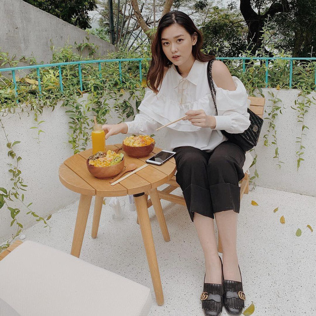 Style của cô nàng 19 tuổi còn gây ấn tượng bởi sự xuất hiện của nhiều món đồ hiệu Chanel, Gucci, Yves Saint Laurent…