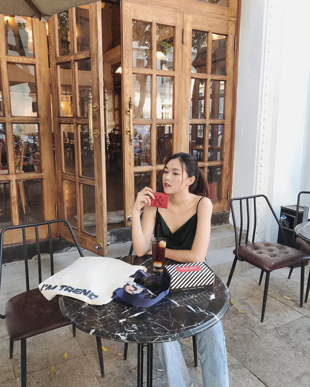 ...nhưng giả sử, Á hậu 2 Tường San không chấm phá cho set đồ những items xa xỉ, đắt đỏ ấy, phong cách của cô nàng vẫn tinh tế, sang chảnh tuyệt đối nhờ cách lựa chọn, mix đồ thông minh và đặc biệt là sự chung thủy với 2 gam màu đen – trắng.