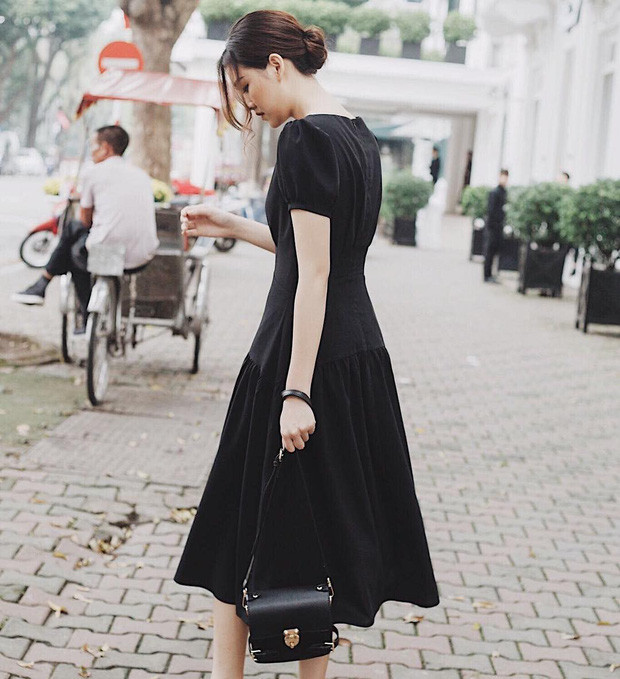 Như bao cô nàng tuổi đôi mươi khác, Tường San cực mê diện váy. Cô thường ưu tiên những thiết kế với điểm nhấn tay bồng, cổ chữ V, cổ yếm…, thi thoảng tô điểm thêm cho diện mạo chiếc cặp tóc, đôi khuyên tai; như vậy, dù chỉ xúng xính quanh 2 gam màu đen – trắng, Tường San vẫn vô cùng nổi bật, hút mắt và ra dáng một cô tiểu thư sang chảnh.