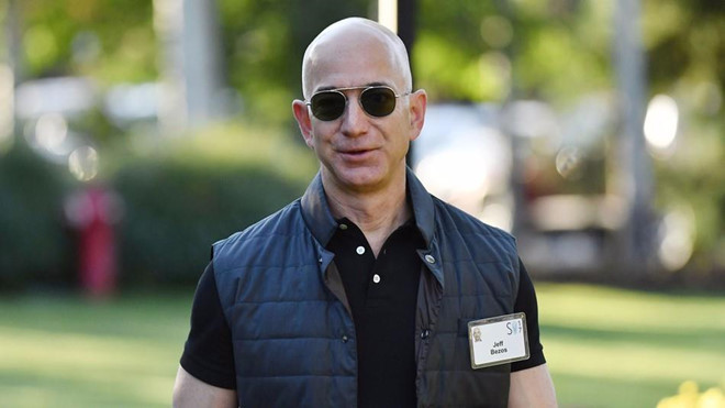 Dựa theo tỷ lệ thu nhập hàng năm, Business Insider ước tính Bezos đã kiếm được 6,54 tỷ USD/tháng, hơn 1,5 tỷ USD/tuần trong 12 tháng qua. Ảnh: Reuters.