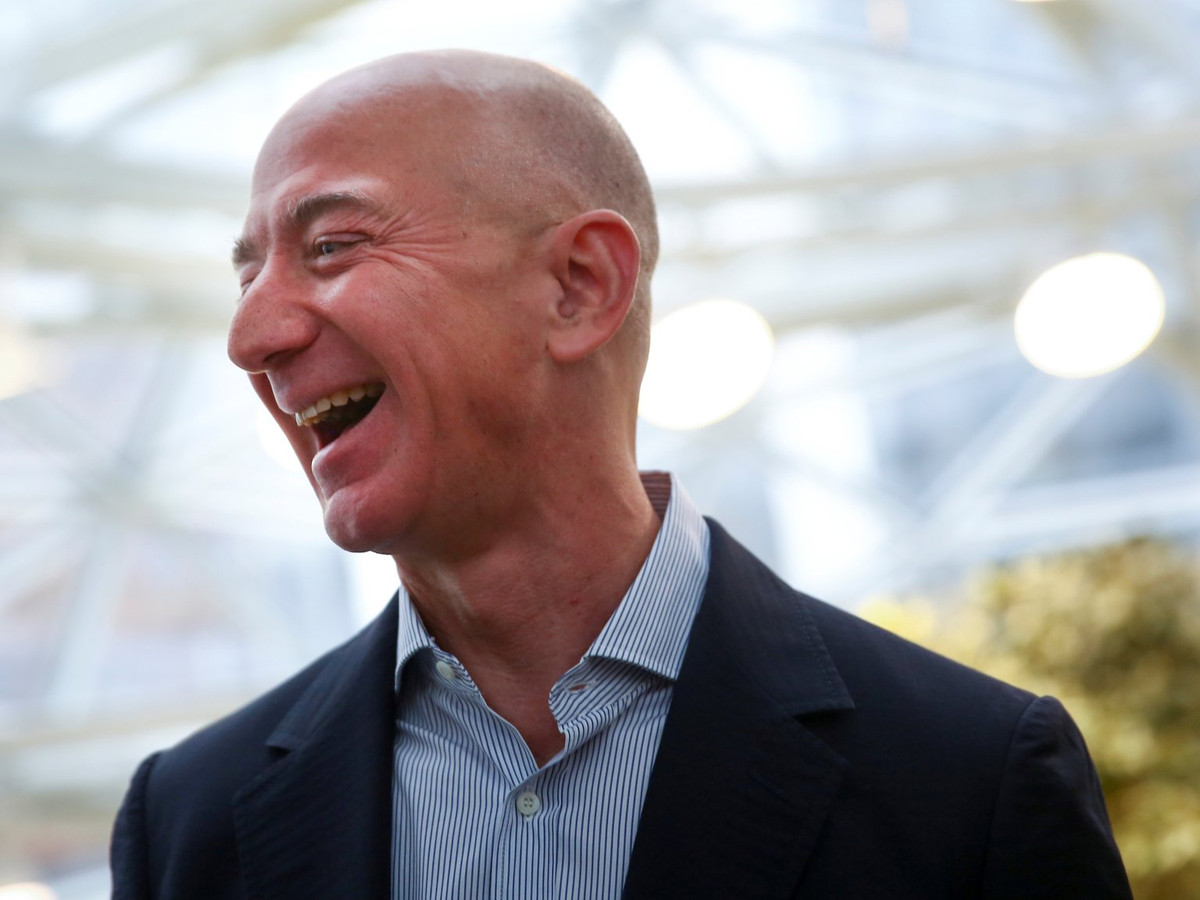 Tính trung bình, tỷ phú Jeff Bezos có thể kiếm được 2.489 USD chỉ trong 1 giây. Ảnh: Reuters.